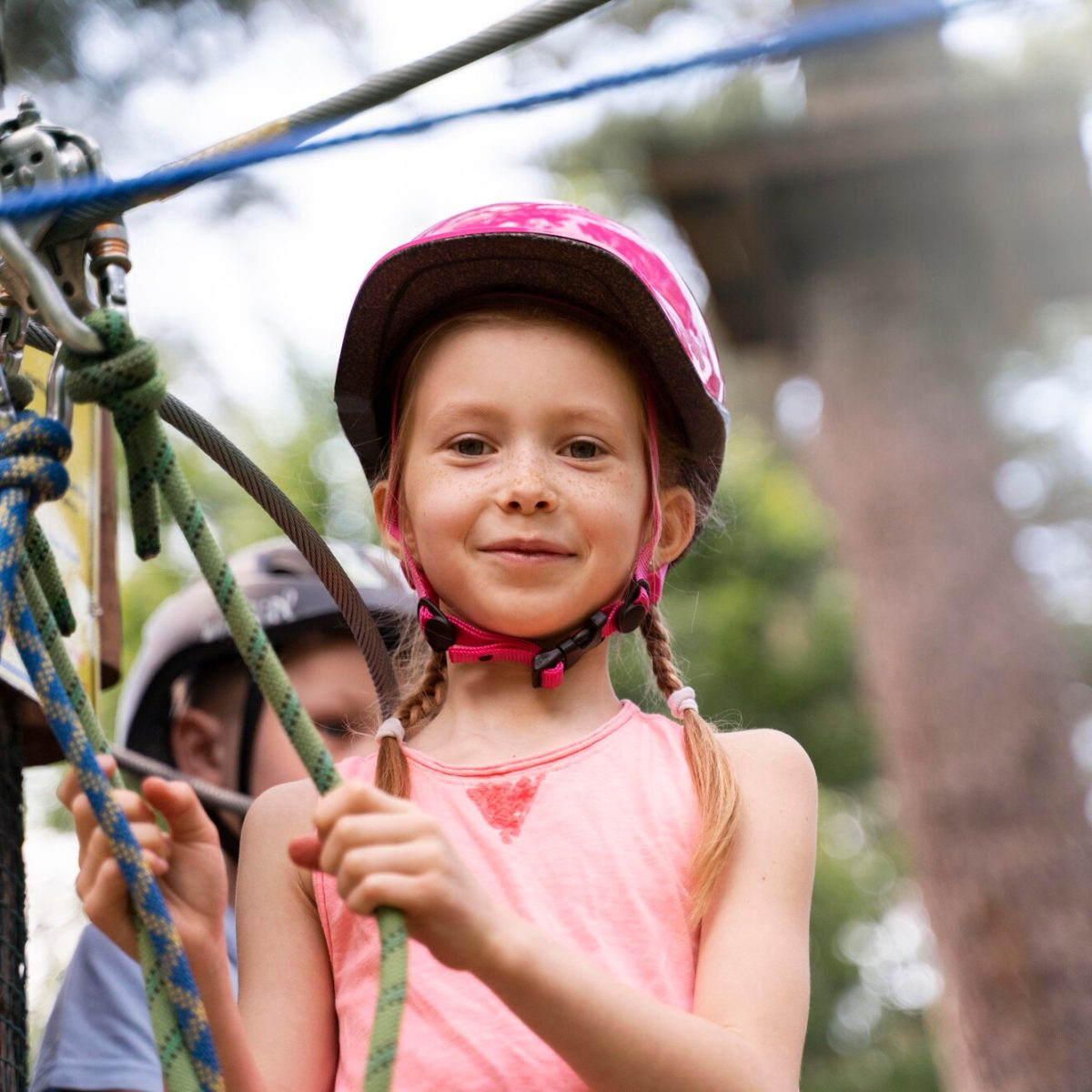 ninos-valientes-divirtiendose-parque-aventuras_23-2149033164